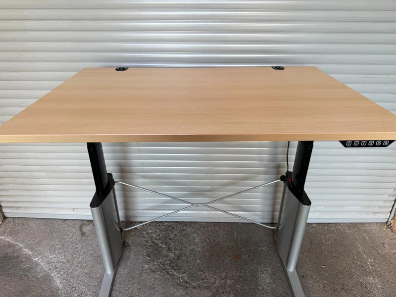 König & Neurath Elektrisch höhenverstellbarer Schreibtisch Buche 120x80