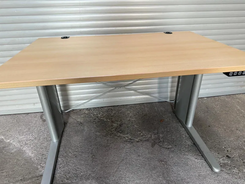 König & Neurath Elektrisch höhenverstellbarer Schreibtisch Buche 120x80