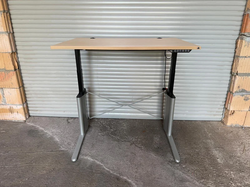 König & Neurath Elektrisch höhenverstellbarer Schreibtisch Buche 120x80