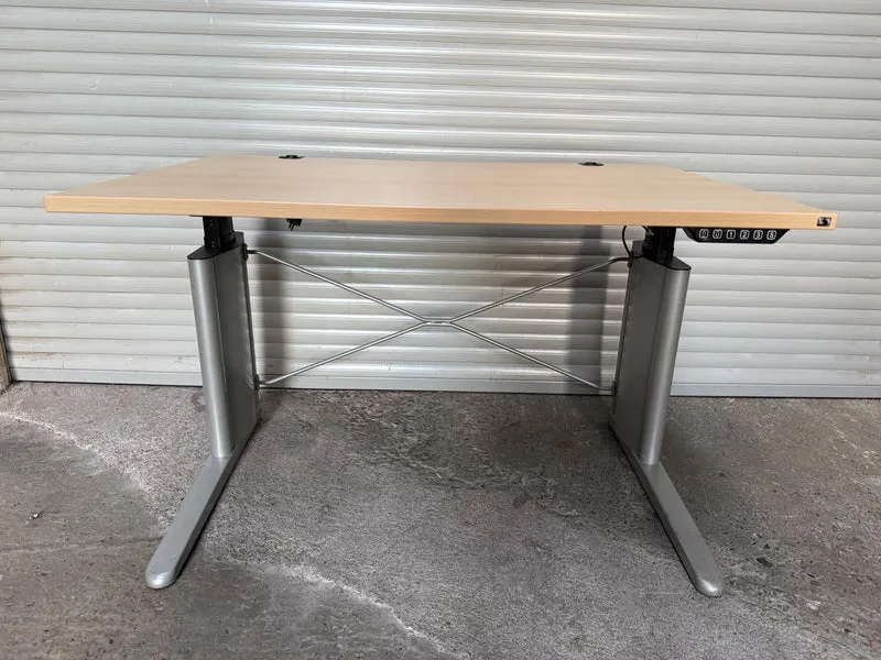König & Neurath Elektrisch höhenverstellbarer Schreibtisch Buche 120x80