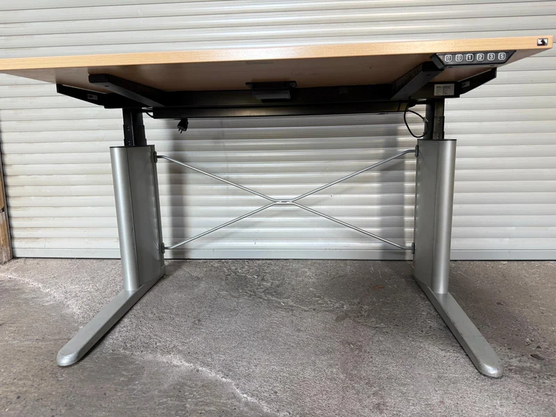 König & Neurath Elektrisch höhenverstellbarer Schreibtisch Buche 120x80