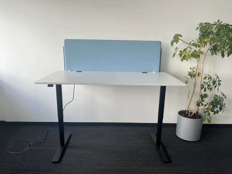 Twist 444 Schreibtisch Trennwand Hellblau