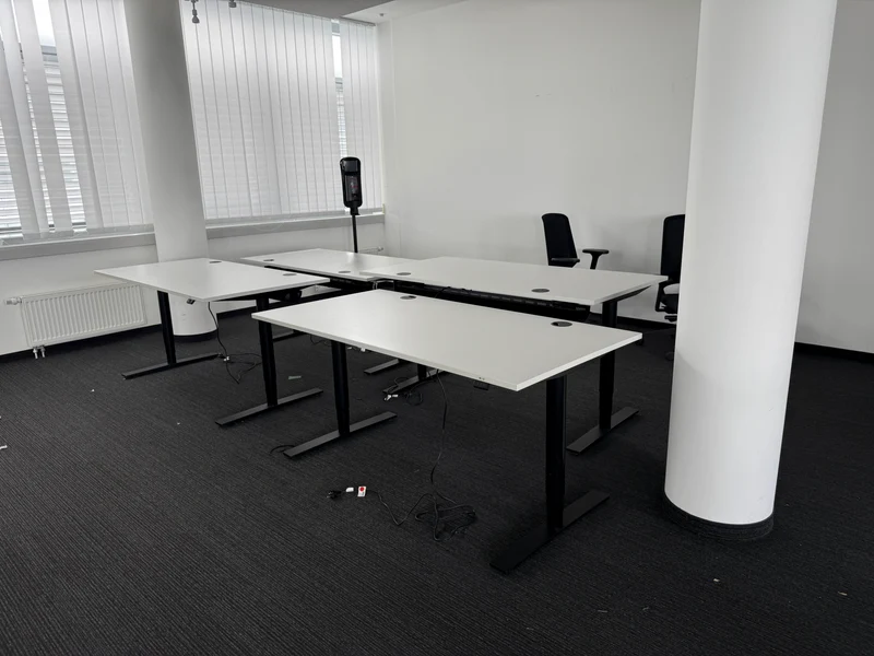 Kinnarps Elektrisch höhenverstellbarer Schreibtisch Weiß / Schwarz