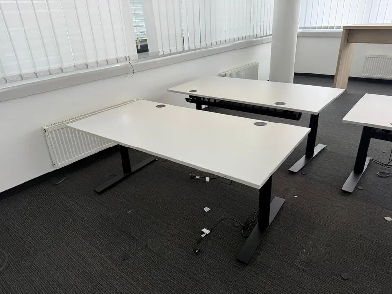Kinnarps Elektrisch höhenverstellbarer Schreibtisch Weiß / Schwarz