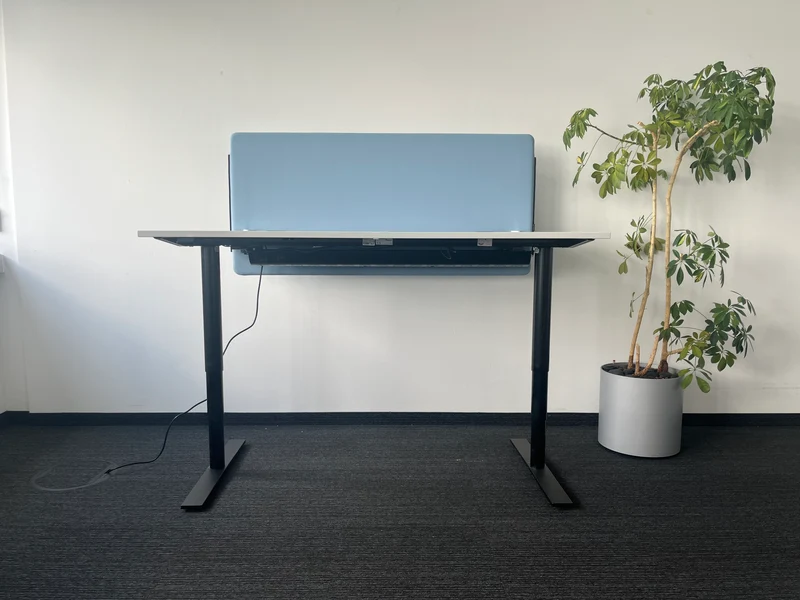 Kinnarps Elektrisch höhenverstellbarer Schreibtisch Weiß / Schwarz