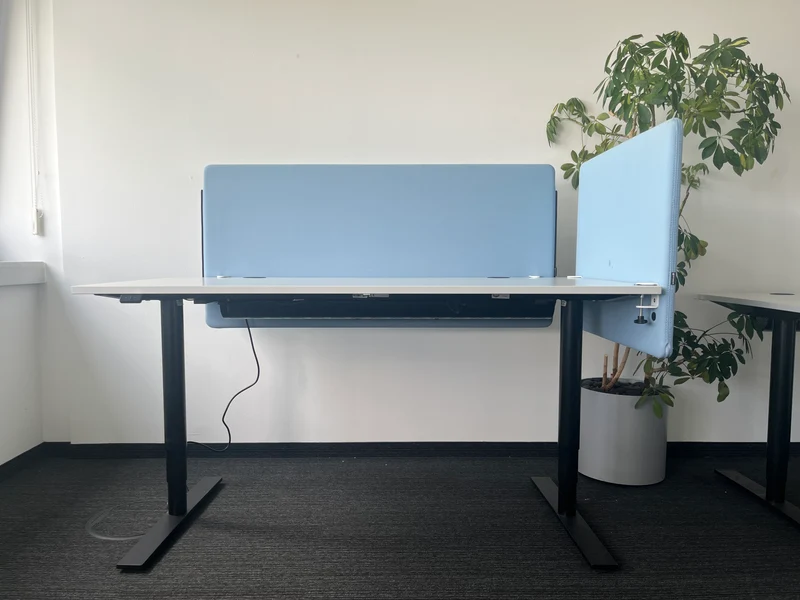 Kinnarps Elektrisch höhenverstellbarer Schreibtisch Weiß / Schwarz