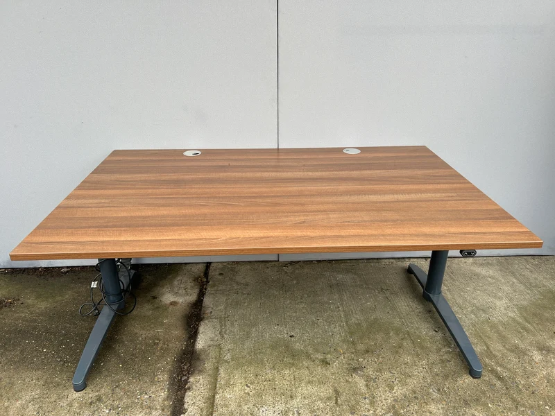 Assmann elektrisch höhenverstellbarer Schreibtisch Nussbaum