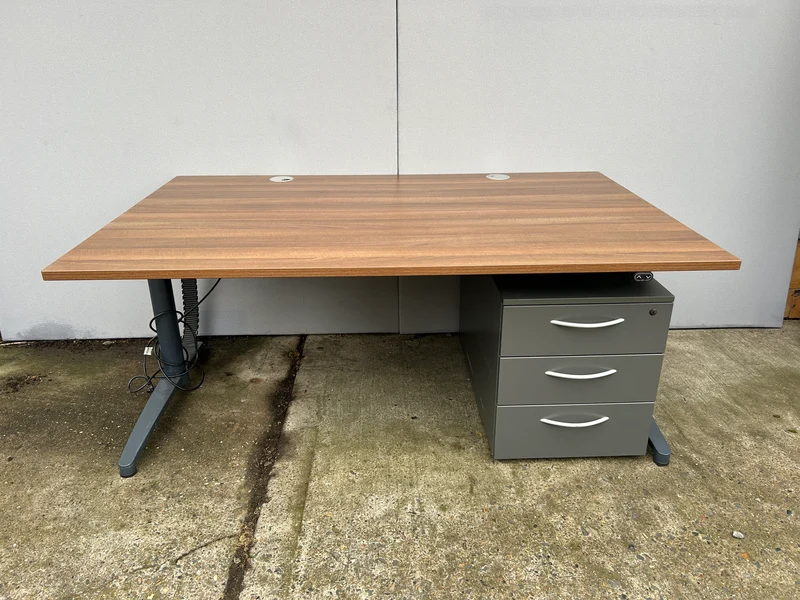 Assmann elektrisch höhenverstellbarer Schreibtisch Nussbaum