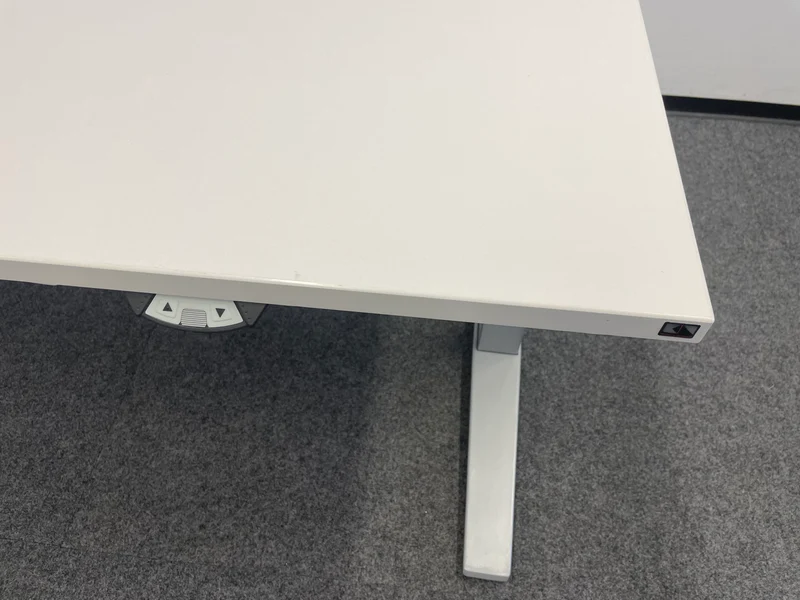 König & Neurath Talo.S elektrisch höhenverstellbarer Schreibtisch Weiß