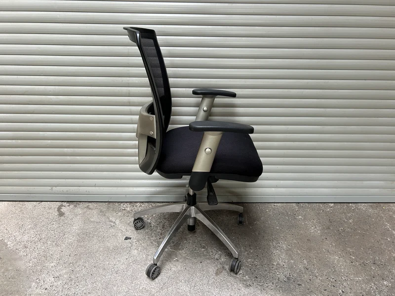 Bürodrehstuhl Schwarz mit Netzrücken