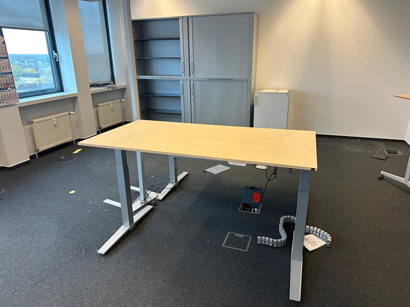 König & Neurath Talo.S Elektrisch höhenverstellbarer Schreibtisch Ahorn