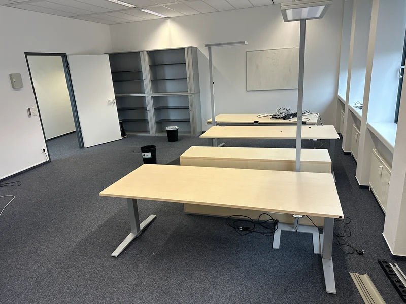 König & Neurath Talo.S Elektrisch höhenverstellbarer Schreibtisch Ahorn