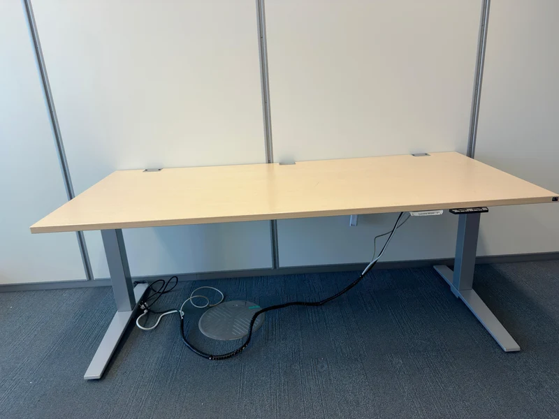 König & Neurath Talo.S Elektrisch höhenverstellbarer Schreibtisch Ahorn