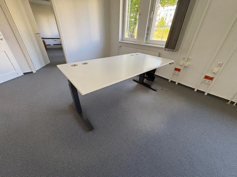 Assmann elektrisch höhenverstellbarer Schreibtisch