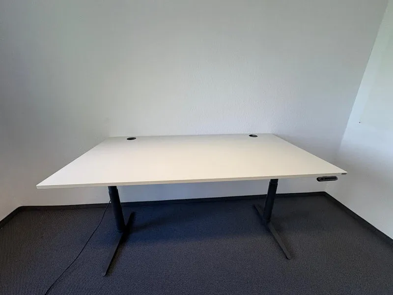 Assmann elektrisch höhenverstellbarer Schreibtisch