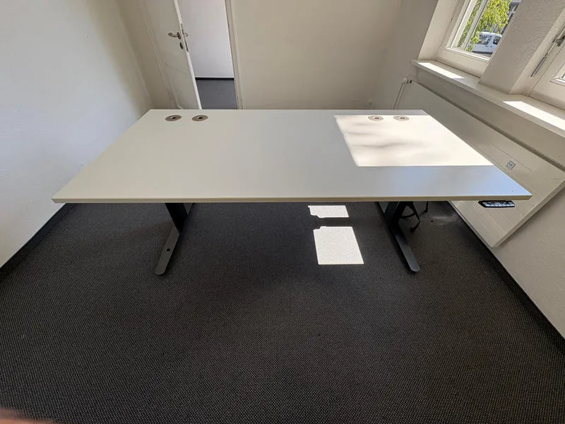 Assmann elektrisch höhenverstellbarer Schreibtisch