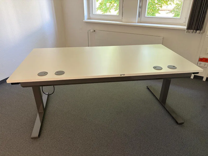 Assmann elektrisch höhenverstellbarer Schreibtisch