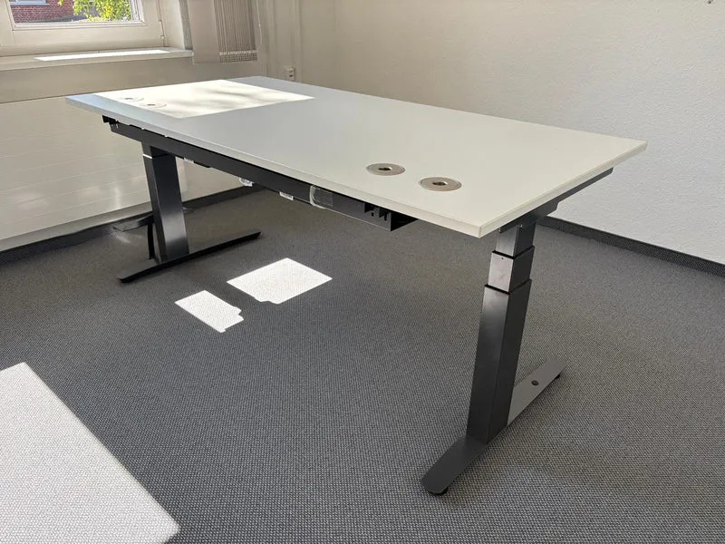 Assmann elektrisch höhenverstellbarer Schreibtisch