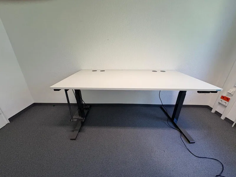 Assmann elektrisch höhenverstellbarer Schreibtisch