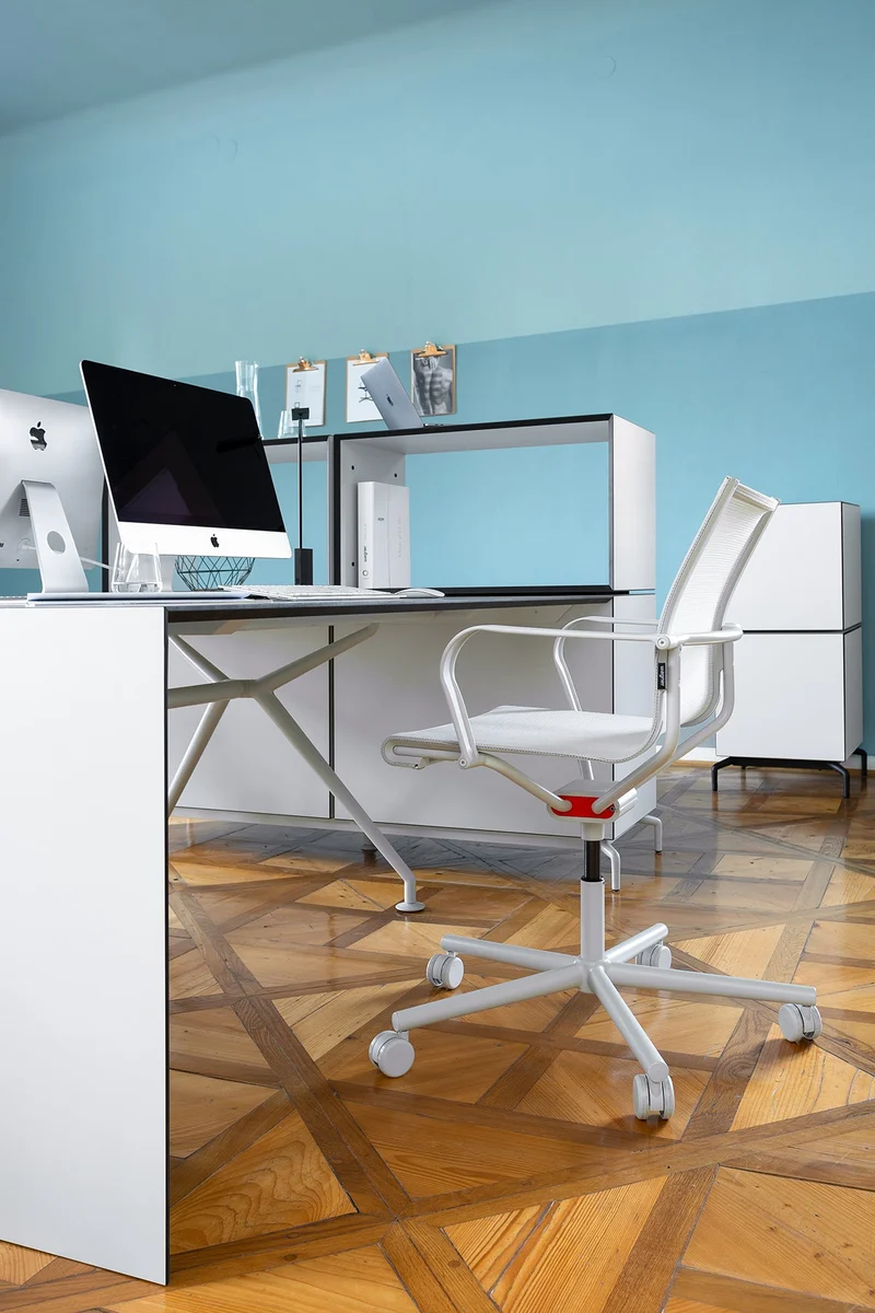D1 Office Arbeitsstuhl Weiss m. Rollen u. Armlehnen