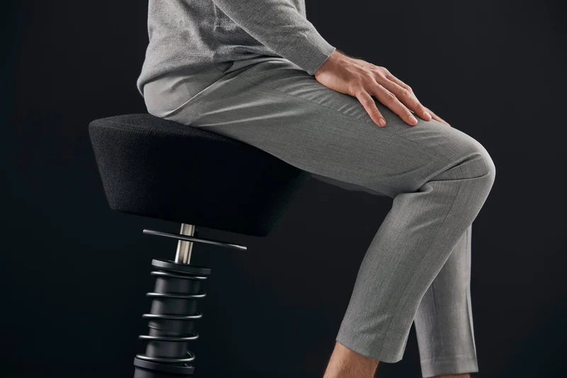 Aeris Swopper mit Gleiter (Schwarz) – Ergonomischer Sitzhocker für aktives Sitzen