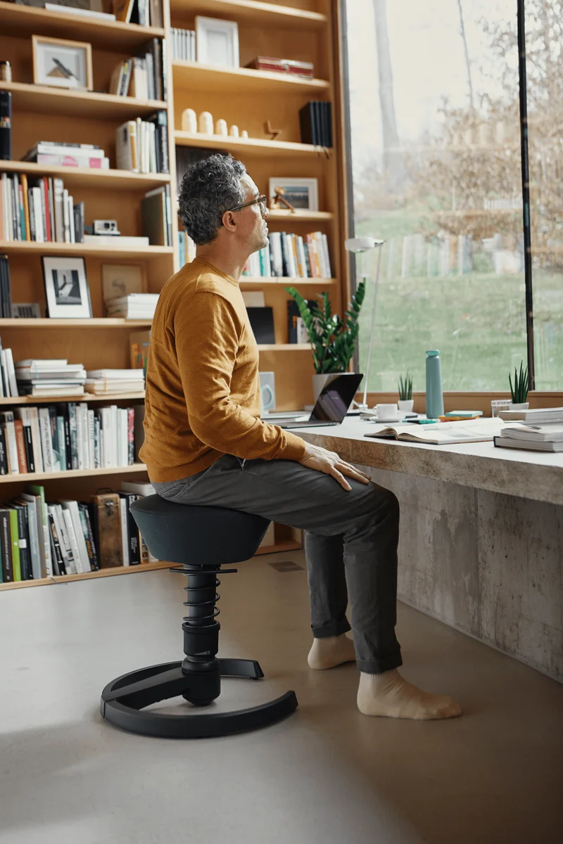 Aeris Swopper mit Gleiter (Schwarz) – Ergonomischer Sitzhocker für aktives Sitzen