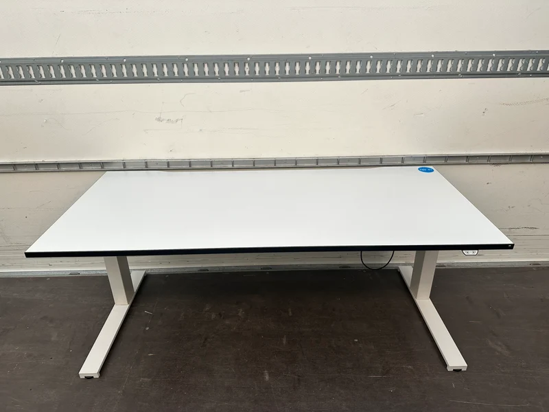 Steelcase elektrisch höhenverstellbarer Schreibtisch Weiß