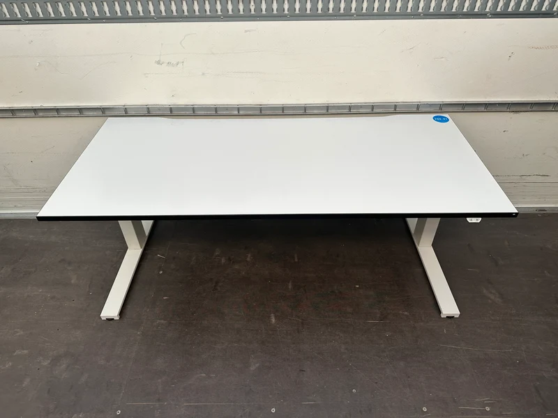 Steelcase elektrisch höhenverstellbarer Schreibtisch Weiß