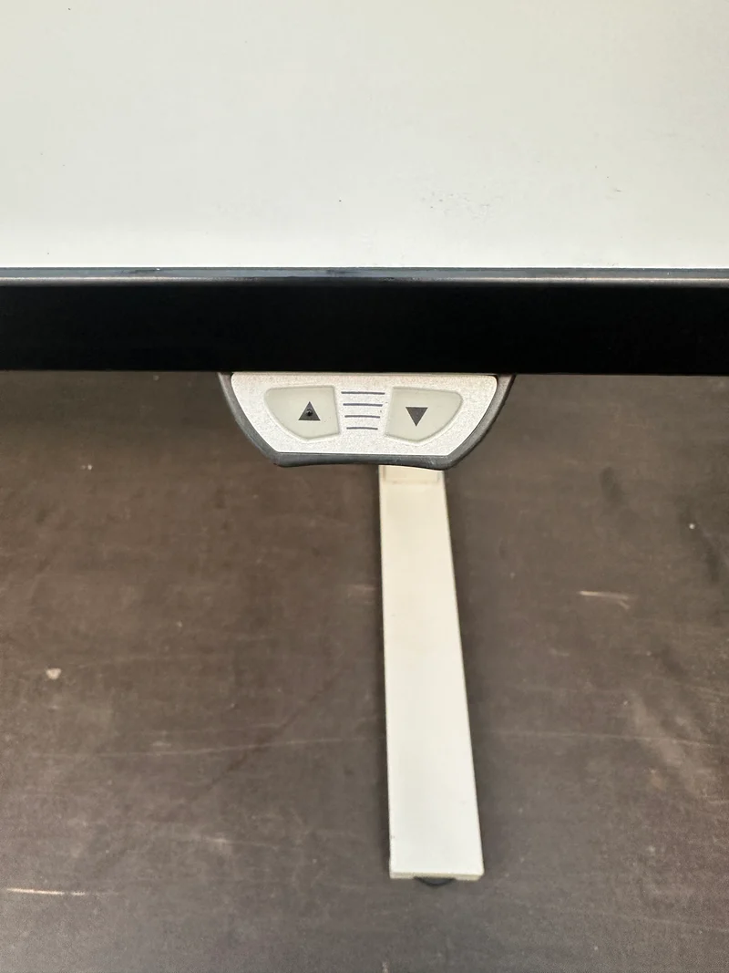Steelcase elektrisch höhenverstellbarer Schreibtisch Weiß