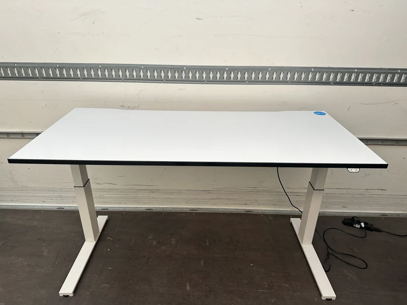 Steelcase elektrisch höhenverstellbarer Schreibtisch Weiß