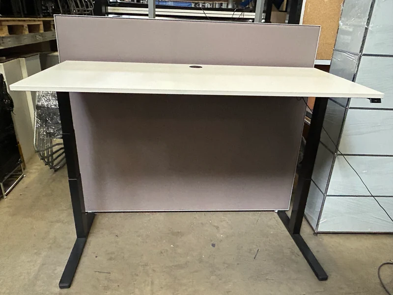 OMT elektrisch höhenverstellbarer Schreibtisch Weiß / Schwarz