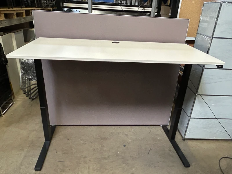 OMT elektrisch höhenverstellbarer Schreibtisch Weiß / Schwarz