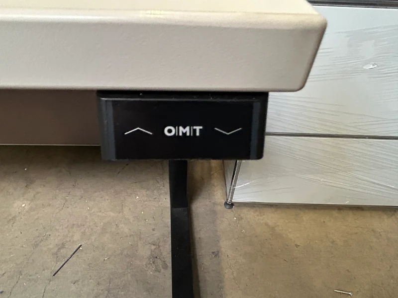 OMT elektrisch höhenverstellbarer Schreibtisch Weiß / Schwarz