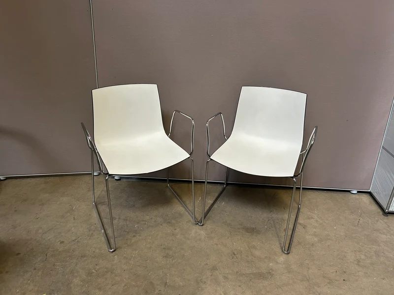 Arper Catifa 46 mit Armlehnen Konferenzstuhl