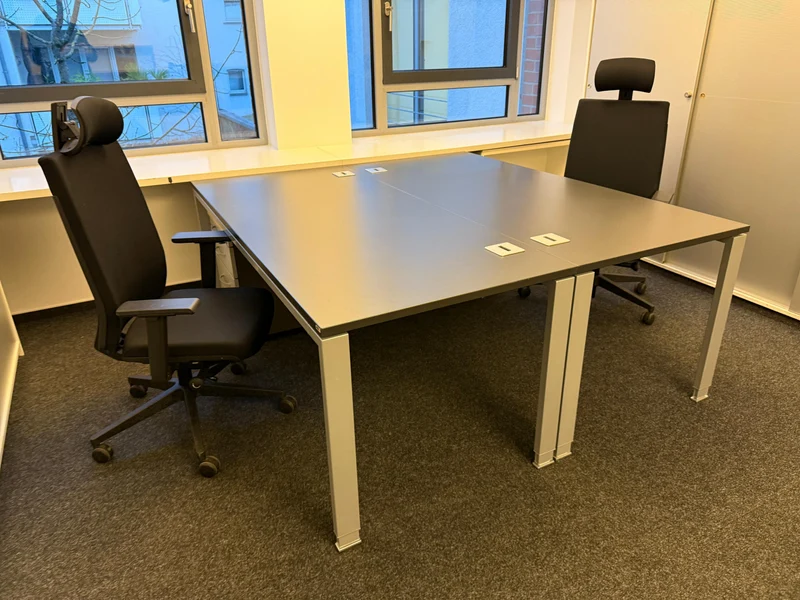 Viasit F1 Bürodrehstuhl mit Kopfstütze