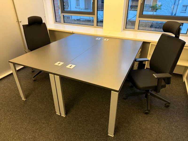 Viasit F1 Bürodrehstuhl mit Kopfstütze