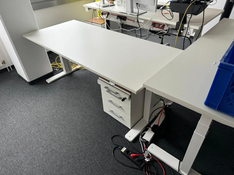 Kinnarps Elektrisch Höhenverstellbarer Schreibtisch