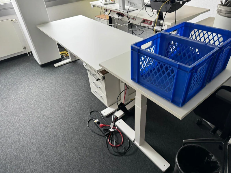 Kinnarps Elektrisch Höhenverstellbarer Schreibtisch