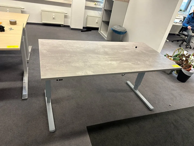 Elektrisch höhenverstellbarer Schreibtisch