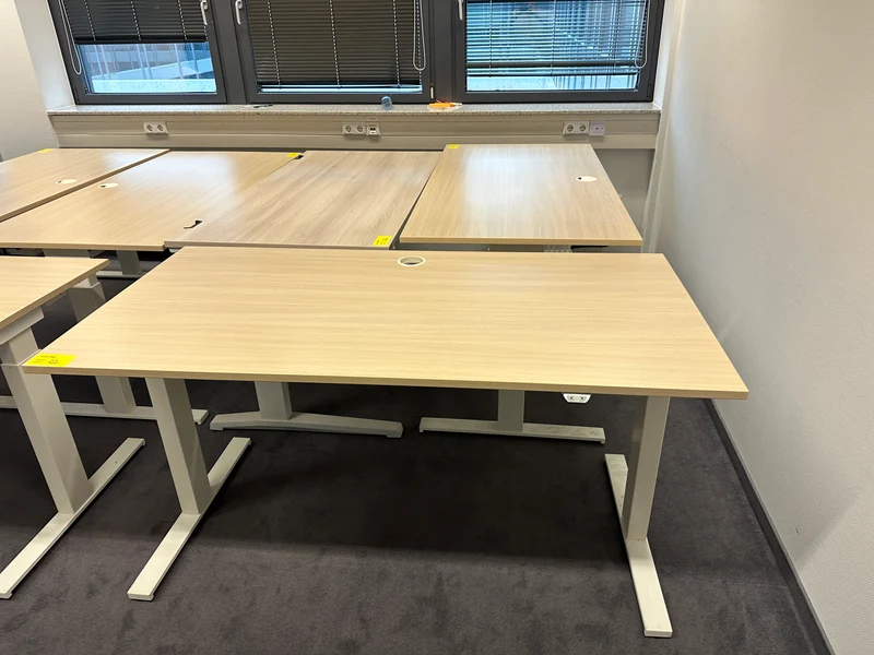 Steelcase Elektrisch höhenverstellbarer Schreibtisch Ahorn