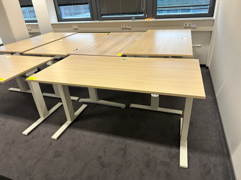 Steelcase Elektrisch höhenverstellbarer Schreibtisch Ahorn