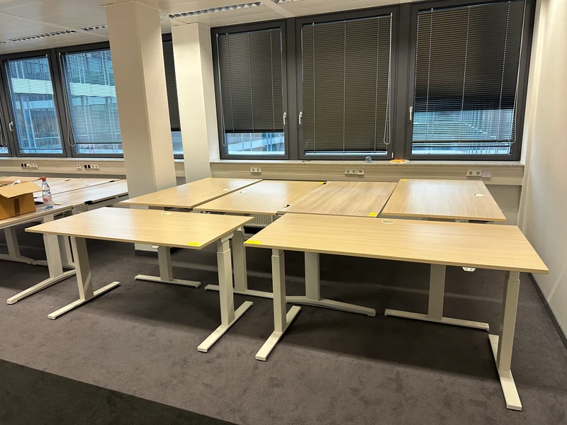 Steelcase Elektrisch höhenverstellbarer Schreibtisch Ahorn