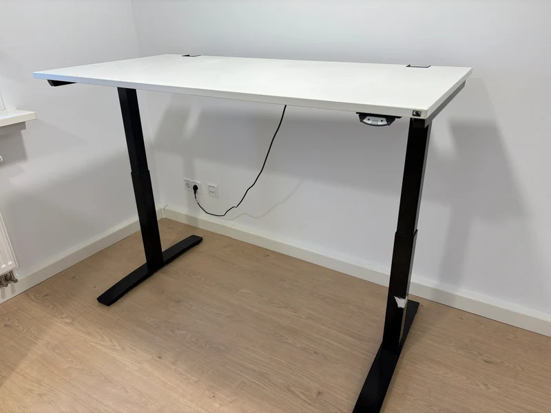 Oka Elektrisch höhenverstellbarer Schreibtisch Weiß / Schwarz