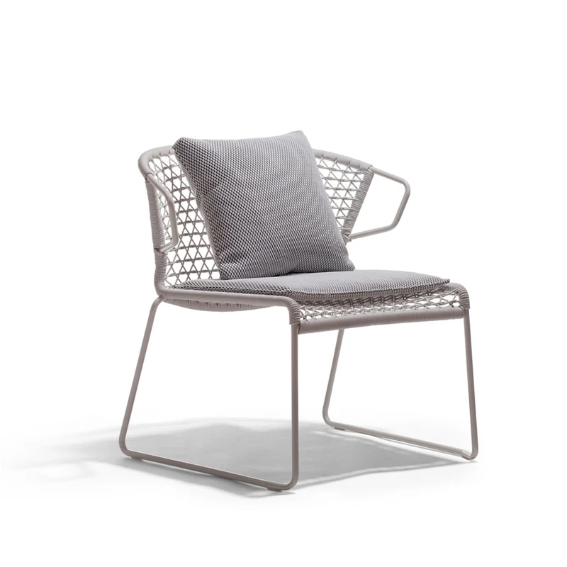 Vela In & Outdoor Armchair 698/LP