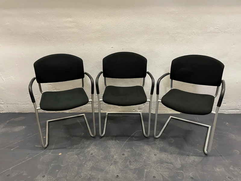 Konferenzstuhl Schwarz mit Armlehne