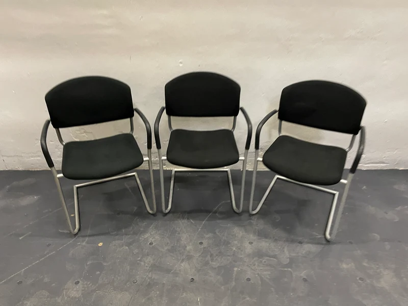 Konferenzstuhl Schwarz mit Armlehne