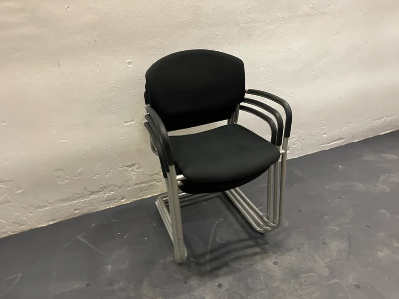 Konferenzstuhl Schwarz mit Armlehne