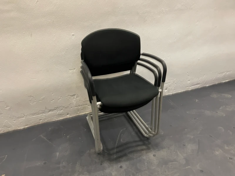 Konferenzstuhl Schwarz mit Armlehne