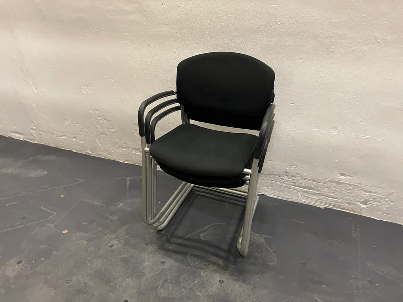 Konferenzstuhl Schwarz mit Armlehne