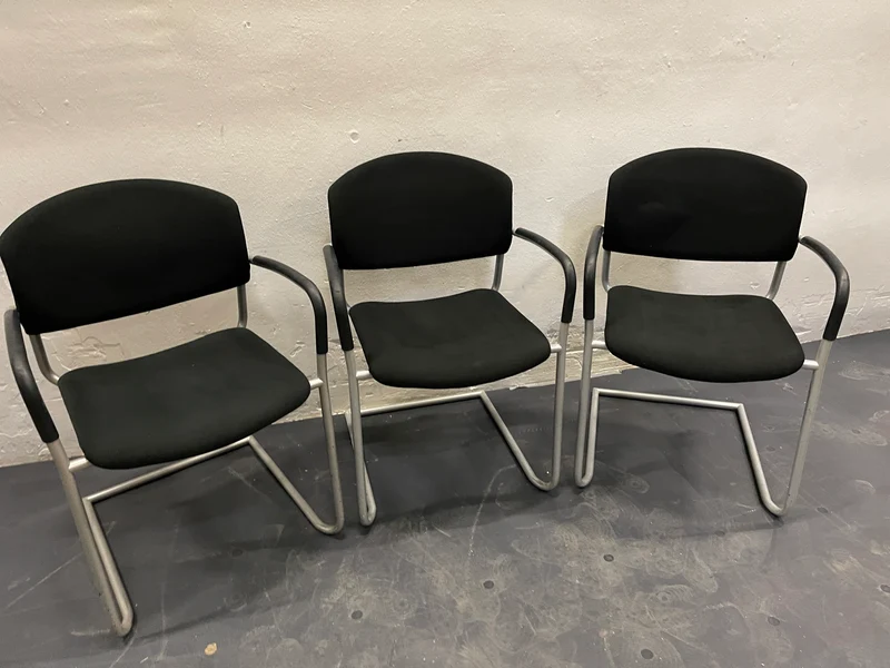 Konferenzstuhl Schwarz mit Armlehne